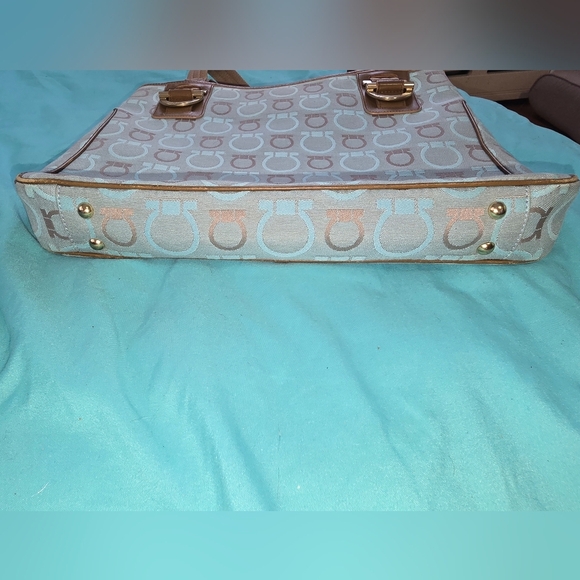 Salvatore Ferragamo Tan and Baby Blue Tote Bag with Elegant Design - Picture 3 of 8